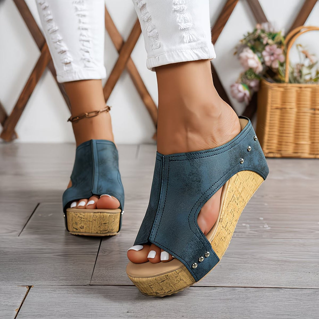 Elena – Sandalen mit Nieten und Keilabsatz