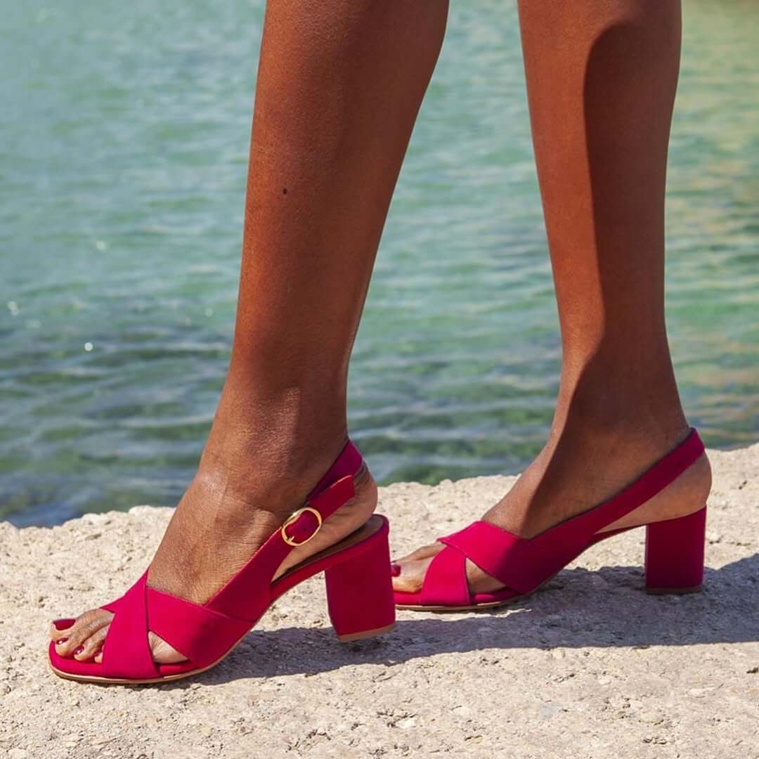 Sandalen mit Blockabsatz und gekreuztem Riemen