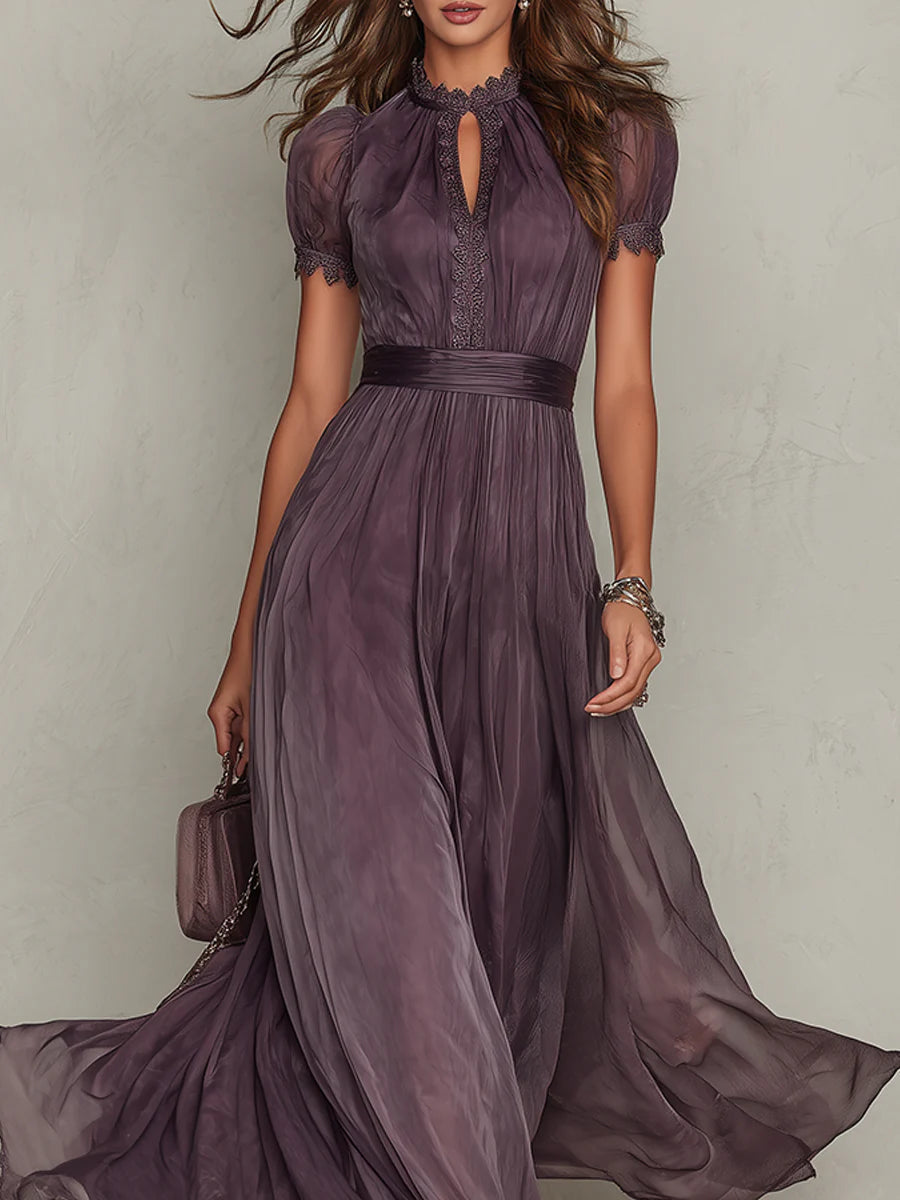 Flavia – Langes violettes Kleid mit Schlüssellochausschnitt und Chiffon-Spitzenbesatz