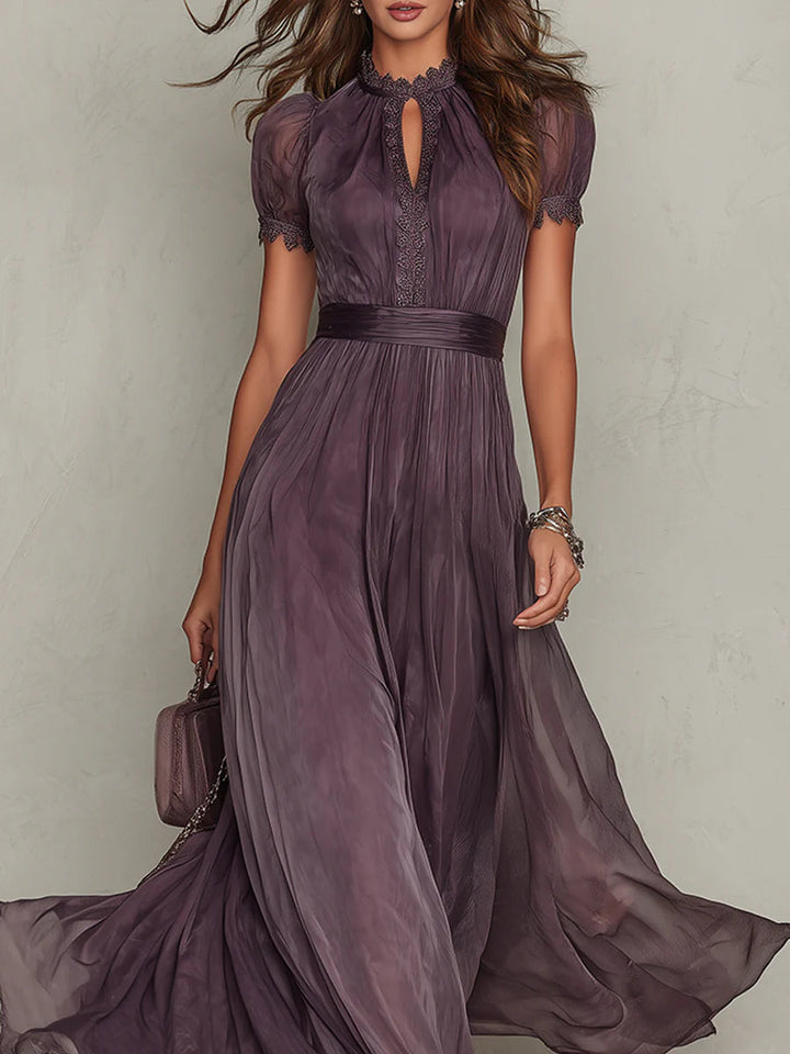 Flavia – Langes violettes Kleid mit Schlüssellochausschnitt und Chiffon-Spitzenbesatz