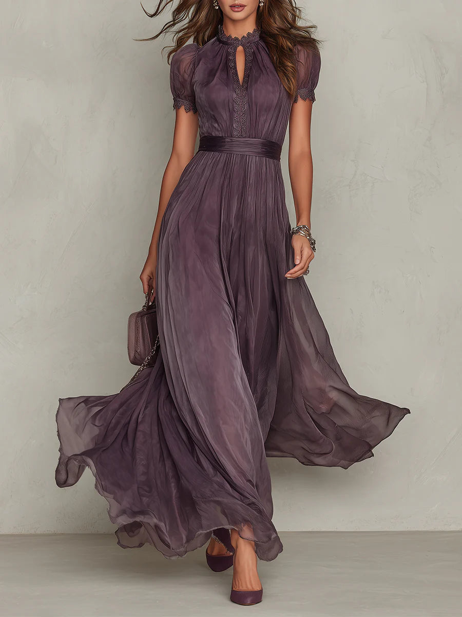 Flavia – Langes violettes Kleid mit Schlüssellochausschnitt und Chiffon-Spitzenbesatz