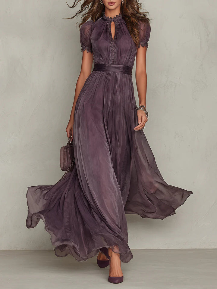 Flavia – Langes violettes Kleid mit Schlüssellochausschnitt und Chiffon-Spitzenbesatz