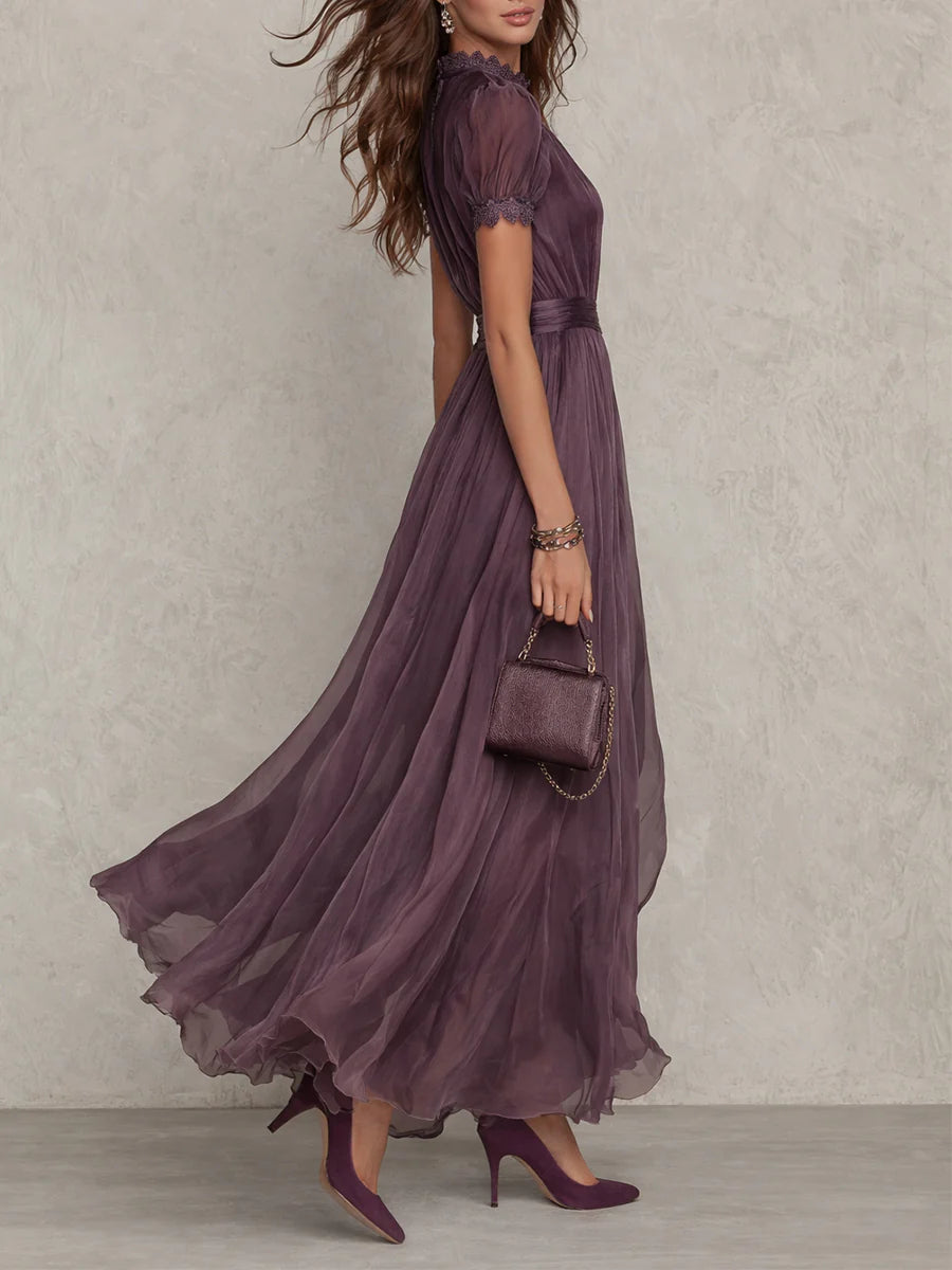 Flavia – Langes violettes Kleid mit Schlüssellochausschnitt und Chiffon-Spitzenbesatz