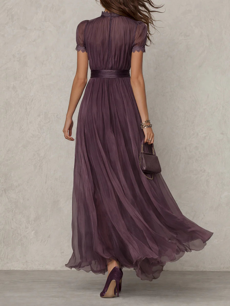 Flavia – Langes violettes Kleid mit Schlüssellochausschnitt und Chiffon-Spitzenbesatz