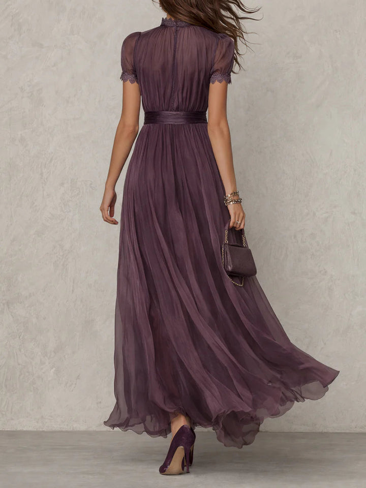 Flavia – Langes violettes Kleid mit Schlüssellochausschnitt und Chiffon-Spitzenbesatz