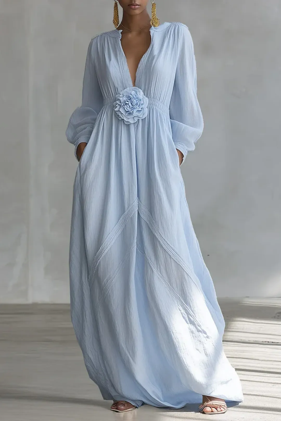Maxikleid mit tiefem V-Ausschnitt und dreidimensionaler Blumenapplikation
