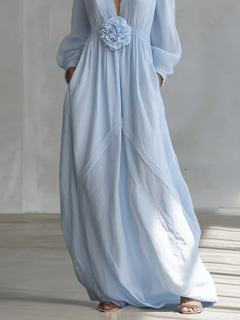 Maxikleid mit tiefem V-Ausschnitt und dreidimensionaler Blumenapplikation