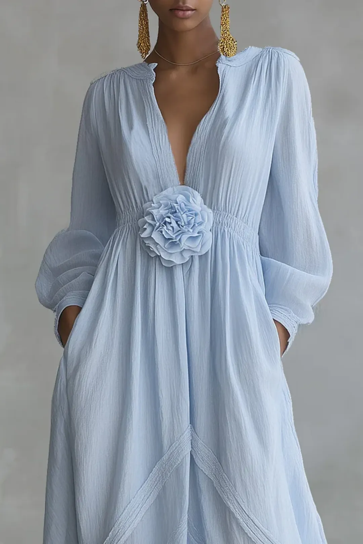 Maxikleid mit tiefem V-Ausschnitt und dreidimensionaler Blumenapplikation