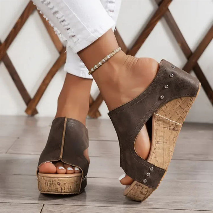 Elena – Sandalen mit Nieten und Keilabsatz