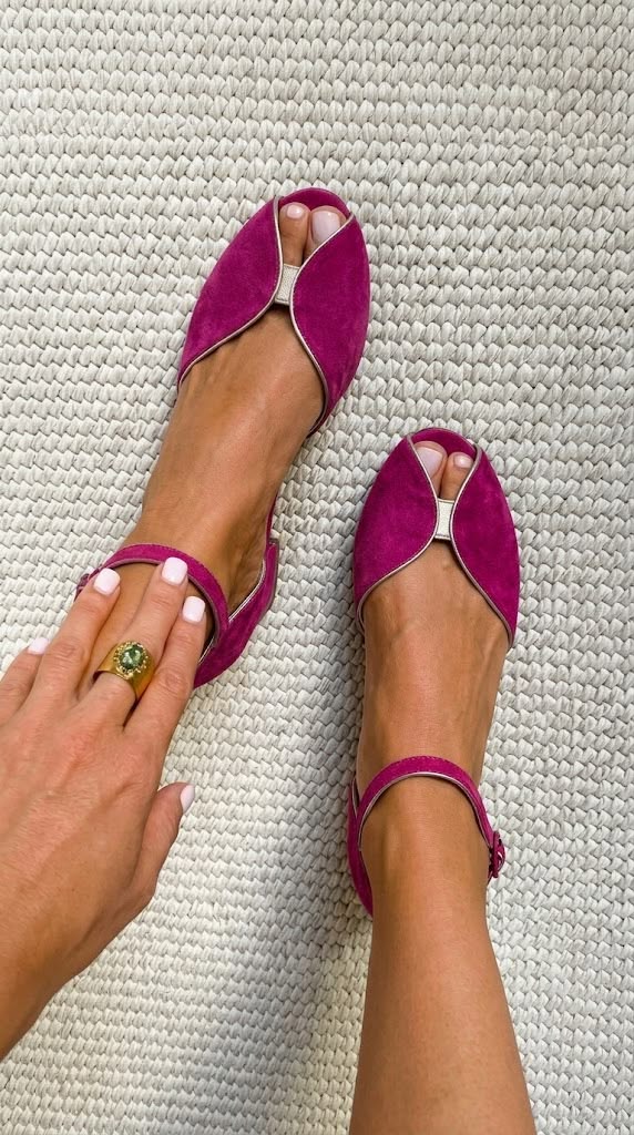 Elegante Ballerinas aus Wildleder mit metallischem Rand und offener Spitze
