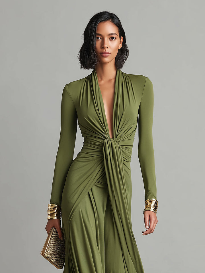 Olivgrünes langes Kleid aus elastischer Seide mit tiefem V-Ausschnitt und gerafften Details, Glamouröses Maxikleid