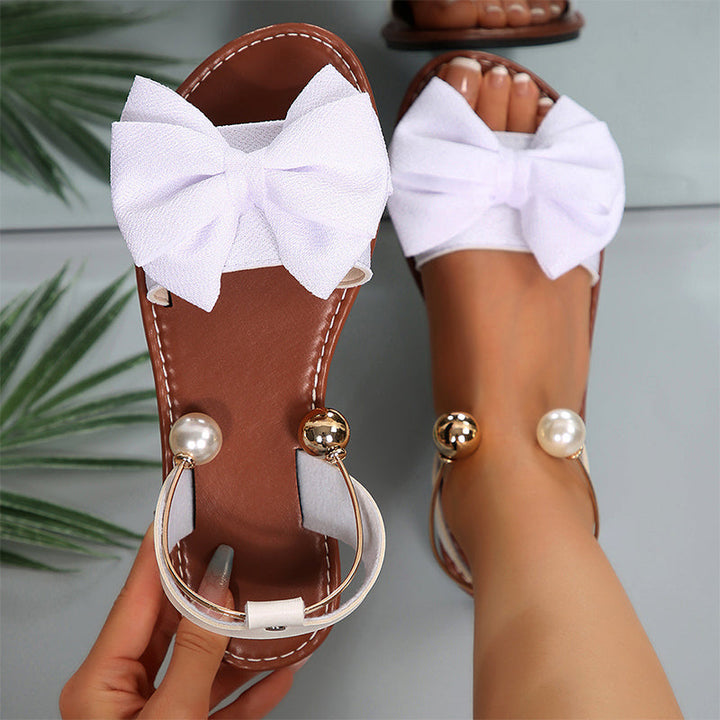 Alvilde – Sandalen mit Schleife und Perlen