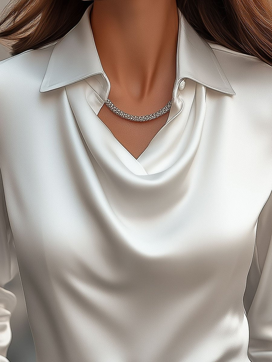 Elegante Satinbluse mit drapiertem Ausschnitt