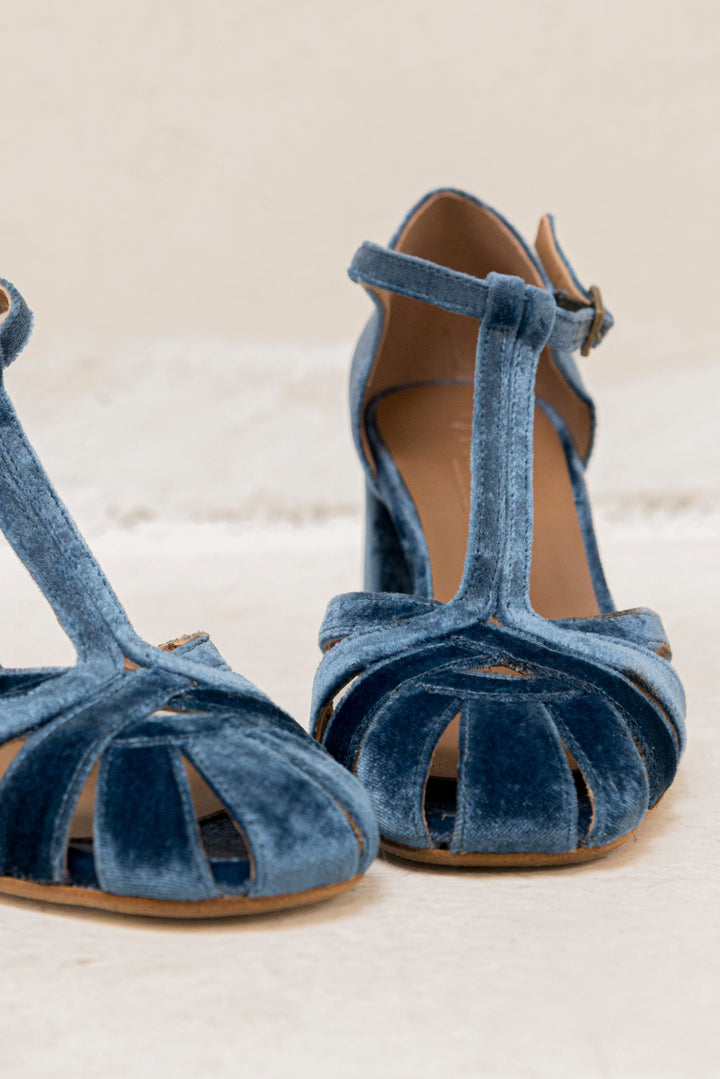Celeste - Blauer Samt-T-Steg-Sandalette