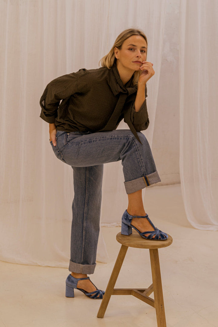Celeste - Blauer Samt-T-Steg-Sandalette