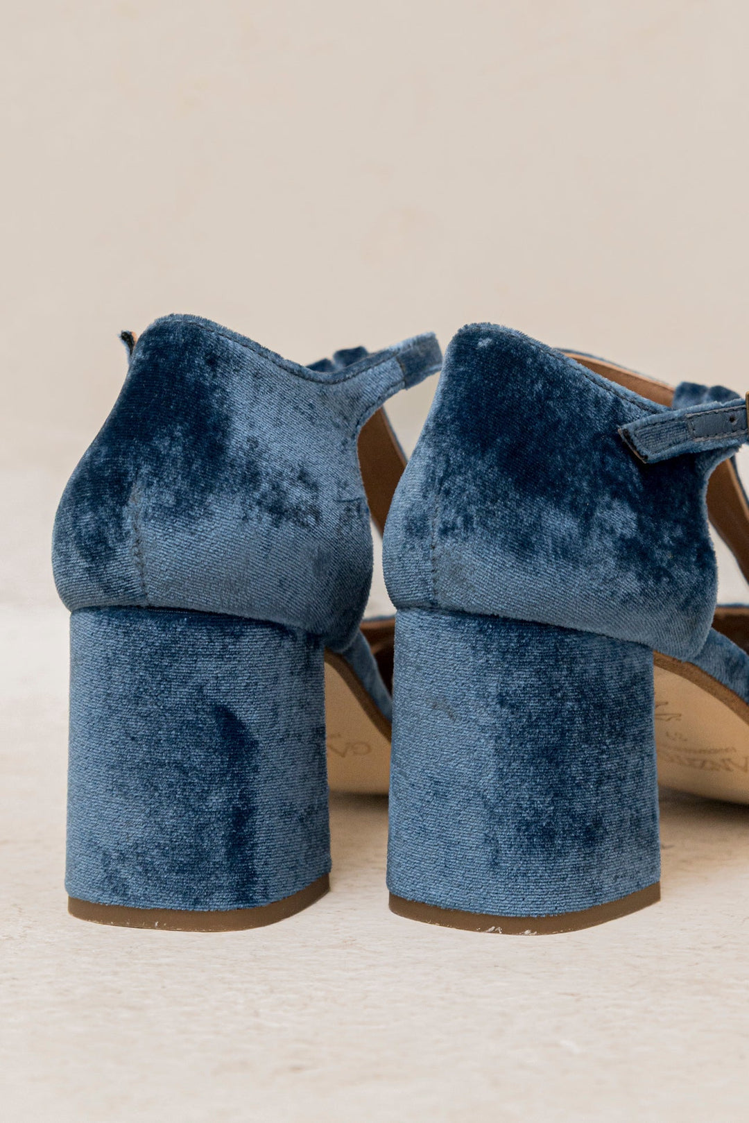 Celeste - Blauer Samt-T-Steg-Sandalette
